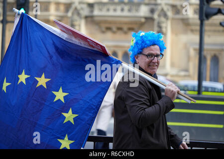 London, Großbritannien. 4. Dez, 2018. Weiterhin ein Anhänger mit einer Perücke Holding der Flagge der EU außerhalb des Parlaments. Credit: Kevin J. Frost-/Alamy leben Nachrichten Stockfoto