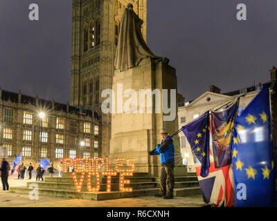 Westminster, London, Großbritannien. 4. Dez 2018. Demonstrant David mit seinen EU-Flaggen durch die 'Abstimmung' Briefe. Anti-Brexit Demonstranten von Sodem (Stand der Missachtung der Europäischen Bewegung) haben leuchtbuchstaben Schreibweise "Stimme" zu Sehenswürdigkeiten in der Nähe der Parlamentsgebäude mit und Protest zu stellen. Credit: Imageplotter Nachrichten und Sport/Alamy leben Nachrichten Stockfoto