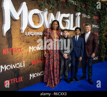 LONDON, ENGLAND - Dezember 04: Naomie Harris, Louis Ashbourne Serkis, Rohand Chand und Andy Serki besucht eine Special Screening von Netflix 'Mowgli: Legende Der Dschungel" Im Curzon Mayfair am 4. Dezember 2018 in London, England Stockfoto