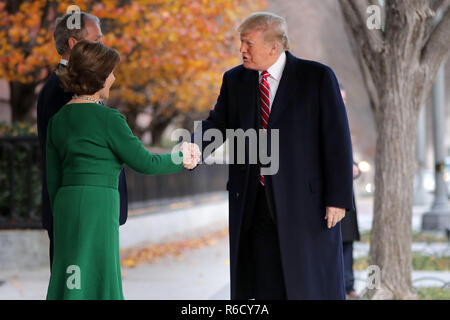 Washington, DC, USA. 04 Dez, 2018. Ehemalige First Lady Laura Bush und ehemaligen Präsidenten George W. Bush begrüße Präsident Donald Trump außerhalb von Blair House Dezember 04, 2018 in Washington, DC, USA. Die Trümpfe zahlten ein kondolenzschreiben Besuch der Familie Bush, die in Washington sind für die ehemaligen Präsidenten George H.W. Bushs Staatsbegräbnis und die damit verbundenen Ehrungen. Credit: Chip Somodevilla/Pool über CNP | Verwendung der weltweiten Kredit: dpa/Alamy leben Nachrichten Stockfoto