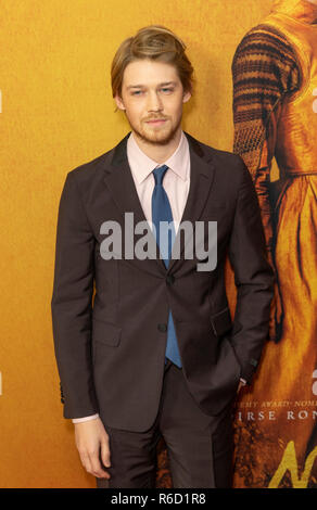 New York, Vereinigte Staaten. 04 Dez, 2018. New York, NY - Dezember 4, 2018: Joe Alwyn der New York Premiere von "Mary Queen of Scots" in Paris Theater Credit besucht: Lev radin/Alamy leben Nachrichten Stockfoto