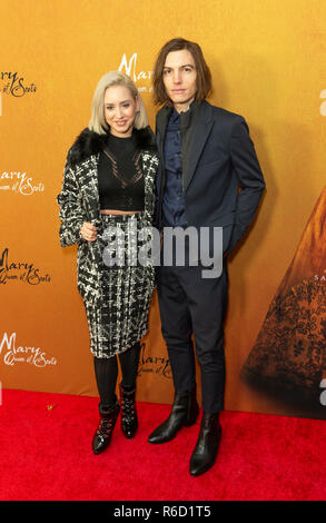 New York, Vereinigte Staaten. 04 Dez, 2018. New York, NY - Dezember 4, 2018: Jazmin Gnade Grimaldi und Ian Mellencamp der New York Premiere von "Mary Queen of Scots" in Paris Theater Credit: Lev radin/Alamy Leben Nachrichten teilnehmen Stockfoto