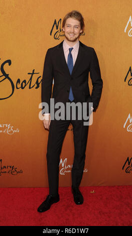 New York, NY, USA. 4. Dez, 2018. Joe Alwyn besucht die "Mary Queen of Scots" New York Premiere auf dem Pariser Theater am Dezember 4, 2018 in New York City. Quelle: John Palmer/Medien Punch/Alamy leben Nachrichten Stockfoto