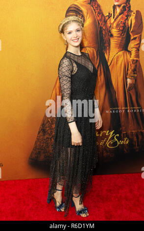 New York, Vereinigte Staaten. 04 Dez, 2018. New York, NY - Dezember 4, 2018: Elena Kampouris der New York Premiere von "Mary Queen of Scots" in Paris Theater Credit besucht: Lev radin/Alamy leben Nachrichten Stockfoto