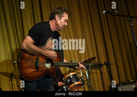 West Los Angeles, CA, USA. 4. Dez, 2018. 04. Dezember 2018 - West Los Angeles, Kalifornien - Dennis Quaid. Dennis Quaid und die Haie Album Release Party und Leistung im Dorf. Photo Credit: Birdie Thompson/AdMedia Credit: Birdie Thompson/AdMedia/ZUMA Draht/Alamy leben Nachrichten Stockfoto