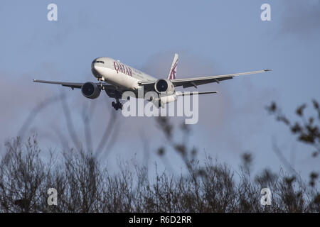 London, Großbritannien. 30 Nov, 2018. Qatar Airways Boeing 777-300gesehen Landung in London Heathrow International Airport LHR/EGLL in London. Das Flugzeug ist speziell eine Boeing 777-3 DZ (ER) Mit der Registrierung einen 7-BAF, mit zwei der größten Jet Motoren ausgerüstet, die GE90. Qatar Airways verbindet London mit Doha auf einer täglichen Basis. Credit: Nicolas Economou/SOPA Images/ZUMA Draht/Alamy leben Nachrichten Stockfoto