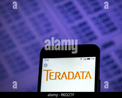 Kiew, Ukraine. 4. Dez, 2018. Teradata Corporation Logo auf dem Smartphone angezeigt. Quelle: Igor Golovniov/SOPA Images/ZUMA Draht/Alamy leben Nachrichten Stockfoto