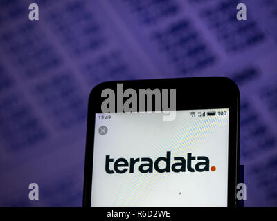 Kiew, Ukraine. 4. Dez, 2018. Teradata Corporation Logo auf dem Smartphone angezeigt. Quelle: Igor Golovniov/SOPA Images/ZUMA Draht/Alamy leben Nachrichten Stockfoto