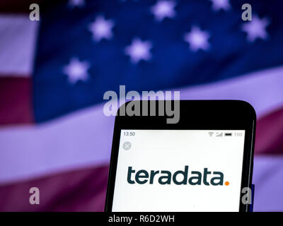 Kiew, Ukraine. 4. Dez, 2018. Teradata Corporation Logo auf dem Smartphone angezeigt. Quelle: Igor Golovniov/SOPA Images/ZUMA Draht/Alamy leben Nachrichten Stockfoto