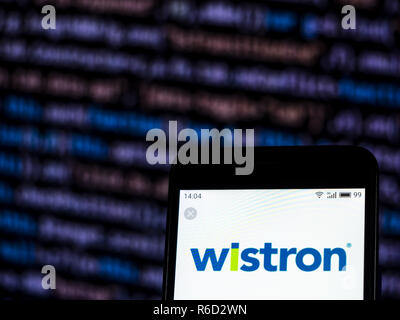 Kiew, Ukraine. 4. Dez, 2018. Wistron Corporation Logo auf dem Smartphone angezeigt. Quelle: Igor Golovniov/SOPA Images/ZUMA Draht/Alamy leben Nachrichten Stockfoto