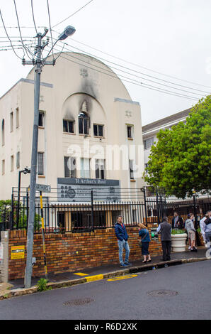 Meer Piint, Kapstadt, Südafrika. 5. Dez 2018. Das Feuer brach in der vergangenen Nacht im Beit Midrasch Morasha Synagoge in Arthur's Road. In der Nacht auf Dienstag. Die Polizei ermittelt. Credit: JOHNNY ARMSTEAD/Alamy leben Nachrichten Stockfoto