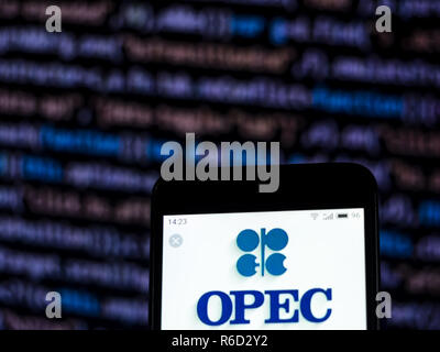 Kiew, Ukraine. 4. Dez, 2018. OPEC-Logo gesehen auf Smart Phone angezeigt. Quelle: Igor Golovniov/SOPA Images/ZUMA Draht/Alamy leben Nachrichten Stockfoto