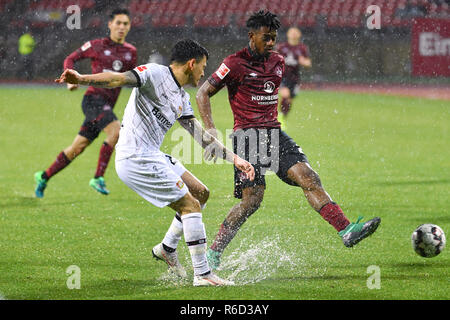 Nürnberg, Deutschland. 03 Dez, 2018. Charles ARANGUIZ (Bayer Leverkusen), Aktion, Duelle gegen Virgil Misidjan (1.FC Nürnberg). Fussball 1. 1. Fussballbundesliga, 13. Spieltag, Spieltag 13, 1.FC Nürnberg (N) - Bayer 04 Leverkusen (LEV) 1-1, am 03.12.2018 in Nürnberg/Deutschland. MAX MORLOCK Stadion. DFL BESTIMMUNGEN VERBIETEN DIE VERWENDUNG DER FOTOGRAFIE ALS BILD-SEQUENZEN UND/ODER QUASI-VIDEO. | Verwendung der weltweiten Kredit: dpa/Alamy leben Nachrichten Stockfoto