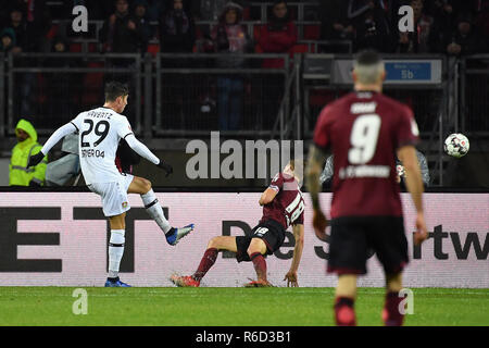 Nürnberg, Deutschland. 03 Dez, 2018. Kai HAVERTZ (Bayer Leverkusen, links) Kerben das Ziel für die 0-1 Action, Torschuss versus Hanno BEHRENS (1.FC Nürnberg). Fussball 1. 1. Fussballbundesliga, 13. Spieltag, Spieltag 13, 1.FC Nürnberg (N) - Bayer 04 Leverkusen (LEV) 1-1, am 03.12.2018 in Nürnberg/Deutschland. MAX MORLOCK Stadion. DFL BESTIMMUNGEN VERBIETEN DIE VERWENDUNG DER FOTOGRAFIE ALS BILD-SEQUENZEN UND/ODER QUASI-VIDEO. | Verwendung der weltweiten Kredit: dpa/Alamy leben Nachrichten Stockfoto