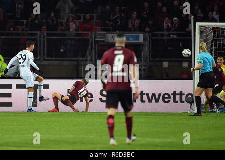 Nürnberg, Deutschland. 03 Dez, 2018. Kai HAVERTZ (Bayer Leverkusen, links) Kerben das Ziel für die 0-1 Action, Torschuss versus Hanno BEHRENS (1.FC Nürnberg). Fussball 1. 1. Fussballbundesliga, 13. Spieltag, Spieltag 13, 1.FC Nürnberg (N) - Bayer 04 Leverkusen (LEV) 1-1, am 03.12.2018 in Nürnberg/Deutschland. MAX MORLOCK Stadion. DFL BESTIMMUNGEN VERBIETEN DIE VERWENDUNG DER FOTOGRAFIE ALS BILD-SEQUENZEN UND/ODER QUASI-VIDEO. | Verwendung der weltweiten Kredit: dpa/Alamy leben Nachrichten Stockfoto