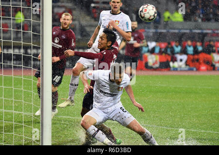 Nürnberg, Deutschland. 03 Dez, 2018. Rutschpartie: Yuya KUBO (1.FC Nürnberg) rujtscht auf Duelle gegen Lars BENDER (Bayer Leverkusen) in das Ziel, strafraum Szene. Wasserschlaughs. Fussball 1. 1. Fussballbundesliga, 13. Spieltag, Spieltag 13, 1.FC Nürnberg (N) - Bayer 04 Leverkusen (LEV) 1-1, am 03.12.2018 in Nürnberg/Deutschland. MAX MORLOCK Stadion. DFL BESTIMMUNGEN VERBIETEN DIE VERWENDUNG DER FOTOGRAFIE ALS BILD-SEQUENZEN UND/ODER QUASI-VIDEO. | Verwendung der weltweiten Kredit: dpa/Alamy leben Nachrichten Stockfoto