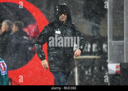 Nürnberg, Deutschland. 03 Dez, 2018. Michael KOELLNER (Trainer Nürnberg) ist im Regen. Fussball 1. 1. Fussballbundesliga, 13. Spieltag, Spieltag 13, 1.FC Nürnberg (N) - Bayer 04 Leverkusen (LEV) 1-1, am 03.12.2018 in Nürnberg/Deutschland. MAX MORLOCK Stadion. DFL BESTIMMUNGEN VERBIETEN DIE VERWENDUNG DER FOTOGRAFIE ALS BILD-SEQUENZEN UND/ODER QUASI-VIDEO. | Verwendung der weltweiten Kredit: dpa/Alamy leben Nachrichten Stockfoto