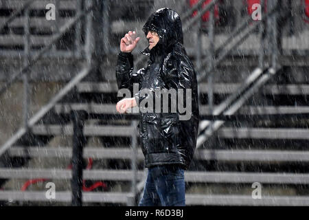 Nürnberg, Deutschland. 03 Dez, 2018. Michael KOELLNER (Trainer Nürnberg) ist im Regen. Fussball 1. 1. Fussballbundesliga, 13. Spieltag, Spieltag 13, 1.FC Nürnberg (N) - Bayer 04 Leverkusen (LEV) 1-1, am 03.12.2018 in Nürnberg/Deutschland. MAX MORLOCK Stadion. DFL BESTIMMUNGEN VERBIETEN DIE VERWENDUNG DER FOTOGRAFIE ALS BILD-SEQUENZEN UND/ODER QUASI-VIDEO. | Verwendung der weltweiten Kredit: dpa/Alamy leben Nachrichten Stockfoto