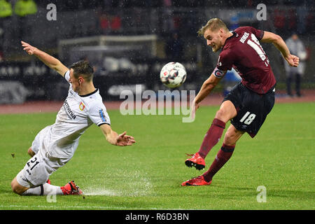Nürnberg, Deutschland. 03 Dez, 2018. goalchance Hanno BEHRENS (1.FC Nürnberg), Aufnahme, Aktion, Duelle gegen Dominik KOHR (Leverkusen). Fussball 1. 1. Fussballbundesliga, 13. Spieltag, Spieltag 13, 1.FC Nürnberg (N) - Bayer 04 Leverkusen (LEV) 1-1, am 03.12.2018 in Nürnberg/Deutschland. MAX MORLOCK Stadion. DFL BESTIMMUNGEN VERBIETEN DIE VERWENDUNG DER FOTOGRAFIE ALS BILD-SEQUENZEN UND/ODER QUASI-VIDEO. | Verwendung der weltweiten Kredit: dpa/Alamy leben Nachrichten Stockfoto