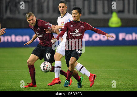 Nürnberg, Deutschland. 03 Dez, 2018. Keine VERKÄUFE IN JAPAN! Yuya KUBO (1.FC Nürnberg), Aktion, Duellen gegen Dominik KOHR (Leverkusen), links: Hanno BEHRENS (1.FC Nürnberg). Fussball 1. 1. Fussballbundesliga, 13. Spieltag, Spieltag 13, 1.FC Nürnberg (N) - Bayer 04 Leverkusen (LEV) 1-1, am 03.12.2018 in Nürnberg/Deutschland. MAX MORLOCK Stadion. DFL BESTIMMUNGEN VERBIETEN DIE VERWENDUNG DER FOTOGRAFIE ALS BILD-SEQUENZEN UND/ODER QUASI-VIDEO. | Verwendung der weltweiten Kredit: dpa/Alamy leben Nachrichten Stockfoto