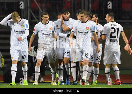 Nürnberg, Deutschland. 03 Dez, 2018. Kollektive goaljubel Kai HAVERTZ (Mitte Bayer Leverkusen) nach Ziel zu 0-1, iaction, Jubel, Freude und Begeisterung. Fussball 1. 1. Fussballbundesliga, 13. Spieltag, Spieltag 13, 1.FC Nürnberg (N) - Bayer 04 Leverkusen (LEV) 1-1, am 03.12.2018 in Nürnberg/Deutschland. MAX MORLOCK Stadion. DFL BESTIMMUNGEN VERBIETEN DIE VERWENDUNG DER FOTOGRAFIE ALS BILD-SEQUENZEN UND/ODER QUASI-VIDEO. | Verwendung der weltweiten Kredit: dpa/Alamy leben Nachrichten Stockfoto