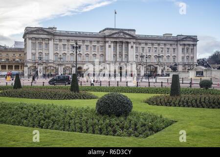 London, Großbritannien. 29 Nov, 2018. Auch der Buckingham Palace der Buckingham House, der Heimat der britischen Königin und Zimmer mit dem Victoria Memorial bekannt, in Westminster, London, England, Großbritannien. Credit: Nicolas Economou/SOPA Images/ZUMA Draht/Alamy leben Nachrichten Stockfoto