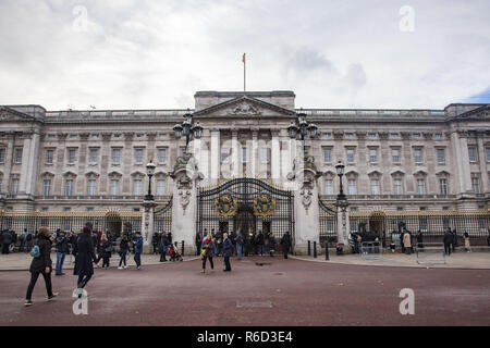 London, Großbritannien. 29 Nov, 2018. Auch der Buckingham Palace der Buckingham House, der Heimat der britischen Königin und Zimmer mit dem Victoria Memorial bekannt, in Westminster, London, England, Großbritannien. Credit: Nicolas Economou/SOPA Images/ZUMA Draht/Alamy leben Nachrichten Stockfoto