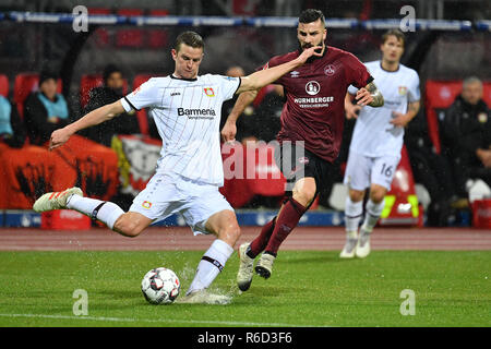 Nürnberg, Deutschland. 03 Dez, 2018. Sven BENDER (Bayer Leverkusen), Aktion, Duelle gegen Mikael ISHAK (1.FC Nürnberg). Fussball 1. 1. Fussballbundesliga, 13. Spieltag, Spieltag 13, 1.FC Nürnberg (N) - Bayer 04 Leverkusen (LEV) 1-1, am 03.12.2018 in Nürnberg/Deutschland. MAX MORLOCK Stadion. DFL BESTIMMUNGEN VERBIETEN DIE VERWENDUNG DER FOTOGRAFIE ALS BILD-SEQUENZEN UND/ODER QUASI-VIDEO. | Verwendung der weltweiten Kredit: dpa/Alamy leben Nachrichten Stockfoto