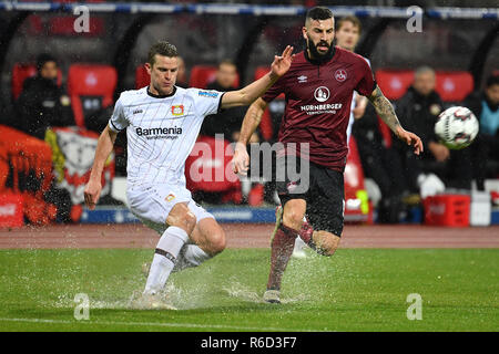 Nürnberg, Deutschland. 03 Dez, 2018. Sven BENDER (Bayer Leverkusen), Aktion, Duelle gegen Mikael ISHAK (1.FC Nürnberg). Fussball 1. 1. Fussballbundesliga, 13. Spieltag, Spieltag 13, 1.FC Nürnberg (N) - Bayer 04 Leverkusen (LEV) 1-1, am 03.12.2018 in Nürnberg/Deutschland. MAX MORLOCK Stadion. DFL BESTIMMUNGEN VERBIETEN DIE VERWENDUNG DER FOTOGRAFIE ALS BILD-SEQUENZEN UND/ODER QUASI-VIDEO. | Verwendung der weltweiten Kredit: dpa/Alamy leben Nachrichten Stockfoto