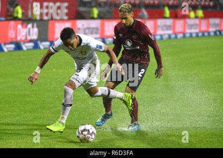 Nürnberg, Deutschland. 03 Dez, 2018. Leon Patrick Bailey (Bayer Leverkusen), Aktion, Duelle gegen Kevin GODEN (1.FC Nürnberg). Fussball 1. 1. Fussballbundesliga, 13. Spieltag, Spieltag 13, 1.FC Nürnberg (N) - Bayer 04 Leverkusen (LEV) 1-1, am 03.12.2018 in Nürnberg/Deutschland. MAX MORLOCK Stadion. DFL BESTIMMUNGEN VERBIETEN DIE VERWENDUNG DER FOTOGRAFIE ALS BILD-SEQUENZEN UND/ODER QUASI-VIDEO. | Verwendung der weltweiten Kredit: dpa/Alamy leben Nachrichten Stockfoto
