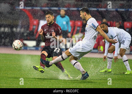 Nürnberg, Deutschland. 03 Dez, 2018. Aleksandar DRAGOVIC (Bayer Leverkusen), Aktion, Duelle gegen Tim LEIBOLD (1.FC Nürnberg). Wasserschlaughs. Fussball 1. 1. Fussballbundesliga, 13. Spieltag, Spieltag 13, 1.FC Nürnberg (N) - Bayer 04 Leverkusen (LEV) 1-1, am 03.12.2018 in Nürnberg/Deutschland. MAX MORLOCK Stadion. DFL BESTIMMUNGEN VERBIETEN DIE VERWENDUNG DER FOTOGRAFIE ALS BILD-SEQUENZEN UND/ODER QUASI-VIDEO. | Verwendung der weltweiten Kredit: dpa/Alamy leben Nachrichten Stockfoto
