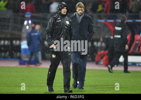 Nürnberg, Deutschland. 03 Dez, 2018. Trainer Heiko HERRLICH (Bayer Leverkusen) mit Simon ROLFES (sportdirektor) klicken Sie auf das Ende des Spiels, Fußball 1. 1. Fussballbundesliga, 13. Spieltag, Spieltag 13, 1.FC Nürnberg (N) - Bayer 04 Leverkusen (LEV) 1-1, am 03.12.2018 in Nürnberg/Deutschland. MAX MORLOCK Stadion. DFL BESTIMMUNGEN VERBIETEN DIE VERWENDUNG DER FOTOGRAFIE ALS BILD-SEQUENZEN UND/ODER QUASI-VIDEO. | Verwendung der weltweiten Kredit: dpa/Alamy leben Nachrichten Stockfoto