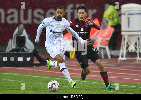 Nürnberg, Deutschland. 03 Dez, 2018. Keine VERKÄUFE IN JAPAN! Karim BELLARABI (Bayer Leverkusen), Aktion, Duelle gegen Yuya KUBO (1.FC Nürnberg). Fussball 1. 1. Fussballbundesliga, 13. Spieltag, Spieltag 13, 1.FC Nürnberg (N) - Bayer 04 Leverkusen (LEV) 1-1, am 03.12.2018 in Nürnberg/Deutschland. MAX MORLOCK Stadion. DFL BESTIMMUNGEN VERBIETEN DIE VERWENDUNG DER FOTOGRAFIE ALS BILD-SEQUENZEN UND/ODER QUASI-VIDEO. | Verwendung der weltweiten Kredit: dpa/Alamy leben Nachrichten Stockfoto