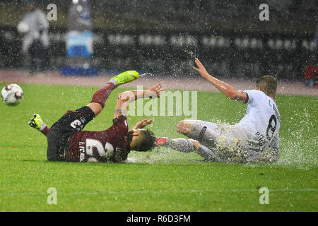 Nürnberg, Deutschland. 03 Dez, 2018. Tim LEIBOLD (1.FC Nürnberg), Aktion, Duellen Lars BENDER (Bayer Leverkusen), Wasserschlaughs. Fussball 1. 1. Fussballbundesliga, 13. Spieltag, Spieltag 13, 1.FC Nürnberg (N) - Bayer 04 Leverkusen (LEV) 1-1, am 03.12.2018 in Nürnberg/Deutschland. MAX MORLOCK Stadion. DFL BESTIMMUNGEN VERBIETEN DIE VERWENDUNG DER FOTOGRAFIE ALS BILD-SEQUENZEN UND/ODER QUASI-VIDEO. | Verwendung der weltweiten Kredit: dpa/Alamy leben Nachrichten Stockfoto