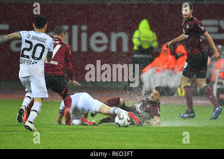 Nürnberg, Deutschland. 03 Dez, 2018. Wasserschlaughs-General Spielzene, Fußball 1. 1. Fussballbundesliga, 13. Spieltag, Spieltag 13, 1.FC Nürnberg (N) - Bayer 04 Leverkusen (LEV) 1-1, am 03.12.2018 in Nürnberg/Deutschland. MAX MORLOCK Stadion. DFL BESTIMMUNGEN VERBIETEN DIE VERWENDUNG DER FOTOGRAFIE ALS BILD-SEQUENZEN UND/ODER QUASI-VIDEO. | Verwendung der weltweiten Kredit: dpa/Alamy leben Nachrichten Stockfoto