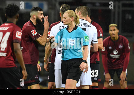 Nürnberg, Deutschland. 03 Dez, 2018. refereein Bibiana STEINHAUS startete das Spiel trotz starker Regen und wurde deshalb in die Kritik. - hier im Streit mit Mikael ISHAK (1.FC Nürnberg). Fussball 1. 1. Fussballbundesliga, 13. Spieltag, Spieltag 13, 1.FC Nürnberg (N) - Bayer 04 Leverkusen (LEV) 1-1, am 03.12.2018 in Nürnberg/Deutschland. MAX MORLOCK Stadion. DFL BESTIMMUNGEN VERBIETEN DIE VERWENDUNG DER FOTOGRAFIE ALS BILD-SEQUENZEN UND/ODER QUASI-VIDEO. | Verwendung der weltweiten Kredit: dpa/Alamy leben Nachrichten Stockfoto