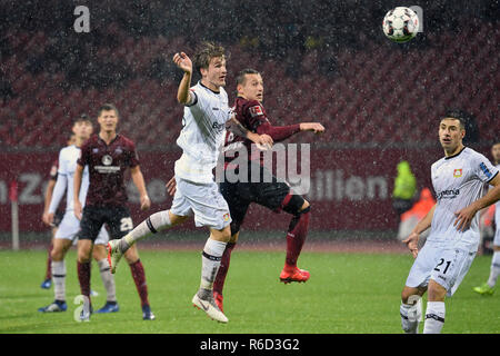 Nürnberg, Deutschland. 03 Dez, 2018. Zinn JEDVAJ (Bayer Leverkusen), Aktion, Duelle gegen Adam ZRELAK (1.FC Nürnberg). Fussball 1. 1. Fussballbundesliga, 13. Spieltag, Spieltag 13, 1.FC Nürnberg (N) - Bayer 04 Leverkusen (LEV) 1-1, am 03.12.2018 in Nürnberg/Deutschland. MAX MORLOCK Stadion. DFL BESTIMMUNGEN VERBIETEN DIE VERWENDUNG DER FOTOGRAFIE ALS BILD-SEQUENZEN UND/ODER QUASI-VIDEO. | Verwendung der weltweiten Kredit: dpa/Alamy leben Nachrichten Stockfoto