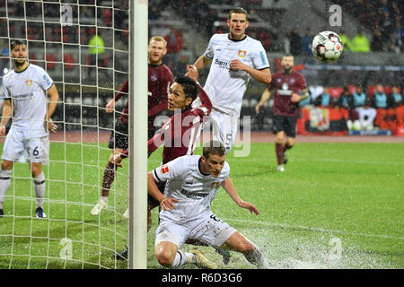 Nürnberg, Deutschland. 03 Dez, 2018. Rutschpartie: Yuya KUBO (1.FC Nürnberg) rujtscht auf Duelle gegen Lars BENDER (Bayer Leverkusen) in das Ziel, strafraum Szene. Wasserschlaughs. Fussball 1. 1. Fussballbundesliga, 13. Spieltag, Spieltag 13, 1.FC Nürnberg (N) - Bayer 04 Leverkusen (LEV) 1-1, am 03.12.2018 in Nürnberg/Deutschland. MAX MORLOCK Stadion. DFL BESTIMMUNGEN VERBIETEN DIE VERWENDUNG DER FOTOGRAFIE ALS BILD-SEQUENZEN UND/ODER QUASI-VIDEO. | Verwendung der weltweiten Kredit: dpa/Alamy leben Nachrichten Stockfoto