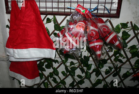 Srinagar, Kashmir. 5. Dez 2018. Ein Weihnachtsmann und Kappen. Anzeige an Shop vor Weihnachten. Weihnachten wird mit religiösem Eifer in Jammu und Kaschmir am Dienstag, den 25. Dezember gefeiert. Kirchen über das Tal sind mit ammern und Lichtern geschmückt. Weihnachten gefeiert wird, als Erinnerung an die Geburt Jesu Christi universell von der christlichen Gemeinschaft Credit: sofi Suhail/Alamy leben Nachrichten Stockfoto