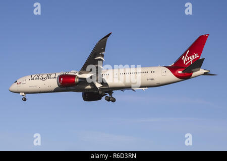 London, Großbritannien. 30 Nov, 2018. Virgin Atlantic Airways Boeing 787-9 Dreamliner gesehen Landung in London Heathrow International Airport, UK. Das Flugzeug ist eine neue Boeing 787 Dreamliner, die seit März 2018 fliegen ist, mit dem Flugzeug name Dame Freiheit und die Registrierung G-VBEL. Virgin Atlantic verbindet London nach Atlanta, Boston, Delhi, Dubai, Hong Kong, Johannesburg OR Tambo, Lagos, Las Vegas, Los Angeles, Miami, New York JFK, Newark, San Francisco, Seattle Tacoma, Shanghai Pudong, Washington Dulles und saisonale nach Barbados. (Bild: © Nicolas Economou/SOPA I Stockfoto