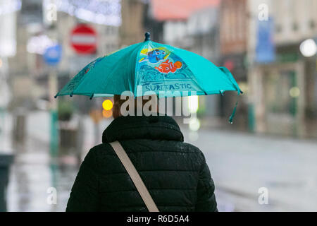 Kleiner Regenschirm an einem nassen Tag in Southport, Merseyside. Dezember 2018. UK Wetter: Kalt, nass windig Start in den Tag. Weitere Starkregen und luftige Bedingungen sind zu erwarten. Stockfoto