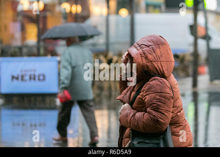 Southport, Merseyside. 5. Dez 2018. UK Wetter: Kalt, nass windigen Start in den Tag. Weitere schwere Regen- und breezy Bedingungen zu erwarten sind. Kredit; Quelle: MediaWorldImages/Alamy leben Nachrichten Stockfoto