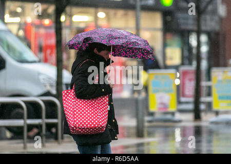 Southport, Merseyside. 5. Dez 2018. UK Wetter: Kalt, nass windigen Start in den Tag. Weitere schwere Regen- und breezy Bedingungen zu erwarten sind. Kredit; Quelle: MediaWorldImages/Alamy leben Nachrichten Stockfoto