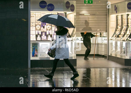 Southport, Merseyside. 5. Dez 2018. UK Wetter: Kalt, nass windigen Start in den Tag. Weitere schwere Regen- und breezy Bedingungen zu erwarten sind. Kredit; Quelle: MediaWorldImages/Alamy leben Nachrichten Stockfoto