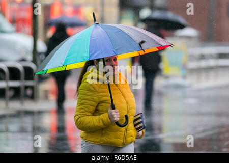 Southport, Merseyside. 5. Dez 2018. UK Wetter: Kalt, nass windigen Start in den Tag. Weitere schwere Regen- und breezy Bedingungen zu erwarten sind. Kredit; Quelle: MediaWorldImages/Alamy leben Nachrichten Stockfoto