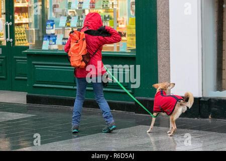 Southport, Merseyside. 5. Dez 2018. UK Wetter: Kalt, nass windigen Start in den Tag. Weitere schwere Regen- und breezy Bedingungen zu erwarten sind. Kredit; Quelle: MediaWorldImages/Alamy leben Nachrichten Stockfoto