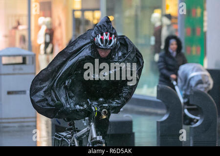 Southport, Merseyside. 5. Dez 2018. UK Wetter: Kalt, nass windigen Start in den Tag. Weitere schwere Regen- und breezy Bedingungen zu erwarten sind. Kredit; Quelle: MediaWorldImages/Alamy leben Nachrichten Stockfoto