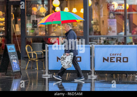 Southport, Merseyside. 5. Dez 2018. UK Wetter: Kalt, nass windigen Start in den Tag. Weitere schwere Regen- und breezy Bedingungen zu erwarten sind. Kredit; Quelle: MediaWorldImages/Alamy leben Nachrichten Stockfoto