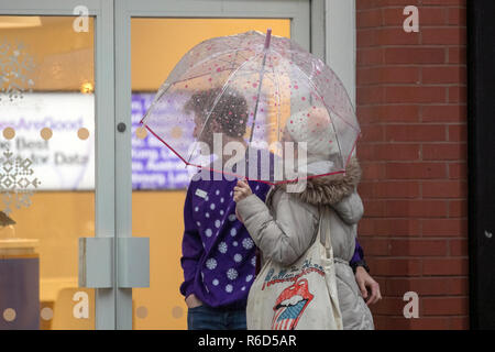 Southport, Merseyside. 5. Dez 2018. UK Wetter: Kalt, nass windigen Start in den Tag. Weitere schwere Regen- und breezy Bedingungen zu erwarten sind. Kredit; Quelle: MediaWorldImages/Alamy leben Nachrichten Stockfoto