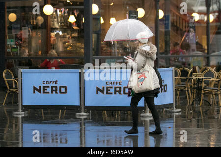 Southport, Merseyside. 5. Dez 2018. UK Wetter: Kalt, nass windigen Start in den Tag. Weitere schwere Regen- und breezy Bedingungen zu erwarten sind. Kredit; Quelle: MediaWorldImages/Alamy leben Nachrichten Stockfoto